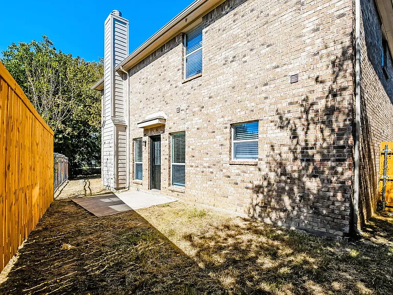 6910 Shore Breeze Ct — Photo 17