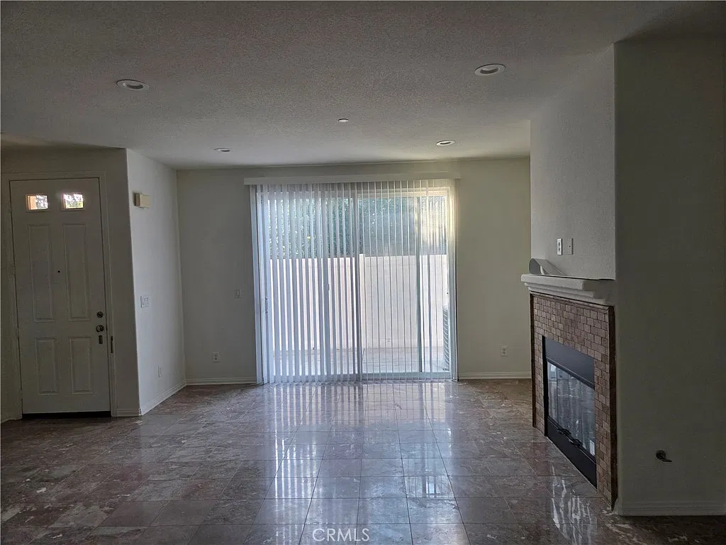 3 bed, 1300 sqft, $3,300 — Photo 4