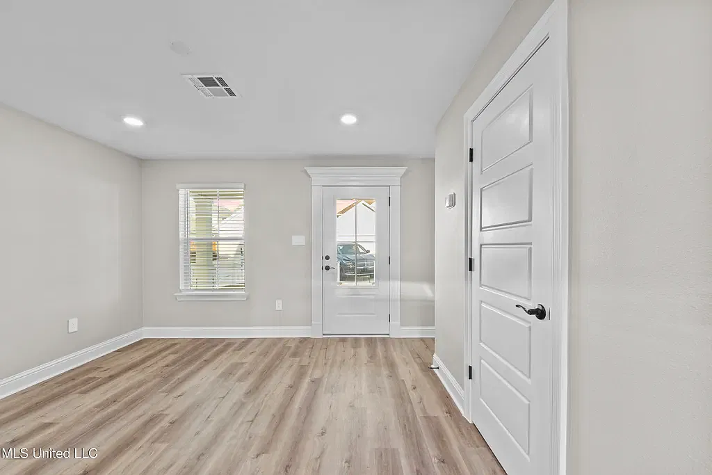 3 bed, 1.5 bath, 1000 sqft, $1,900 — Photo 4