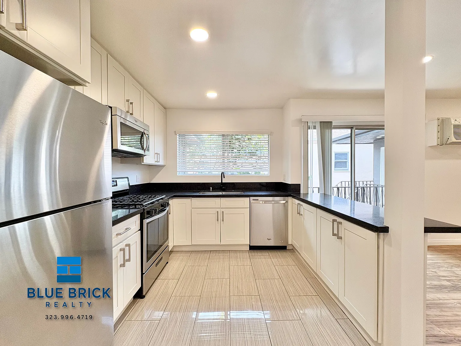 Desirable 2-Bedroom with Private Balcony Near Beverly Grove — Photo 3
