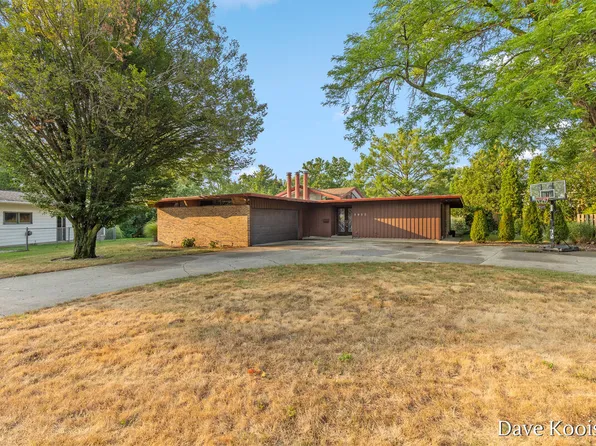 3933 S Big Spring Dr SW, Grandville, MI 49418