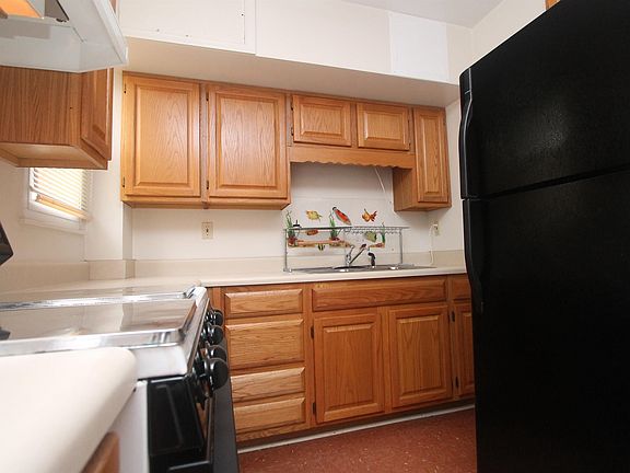 4th image of 909 Forest St