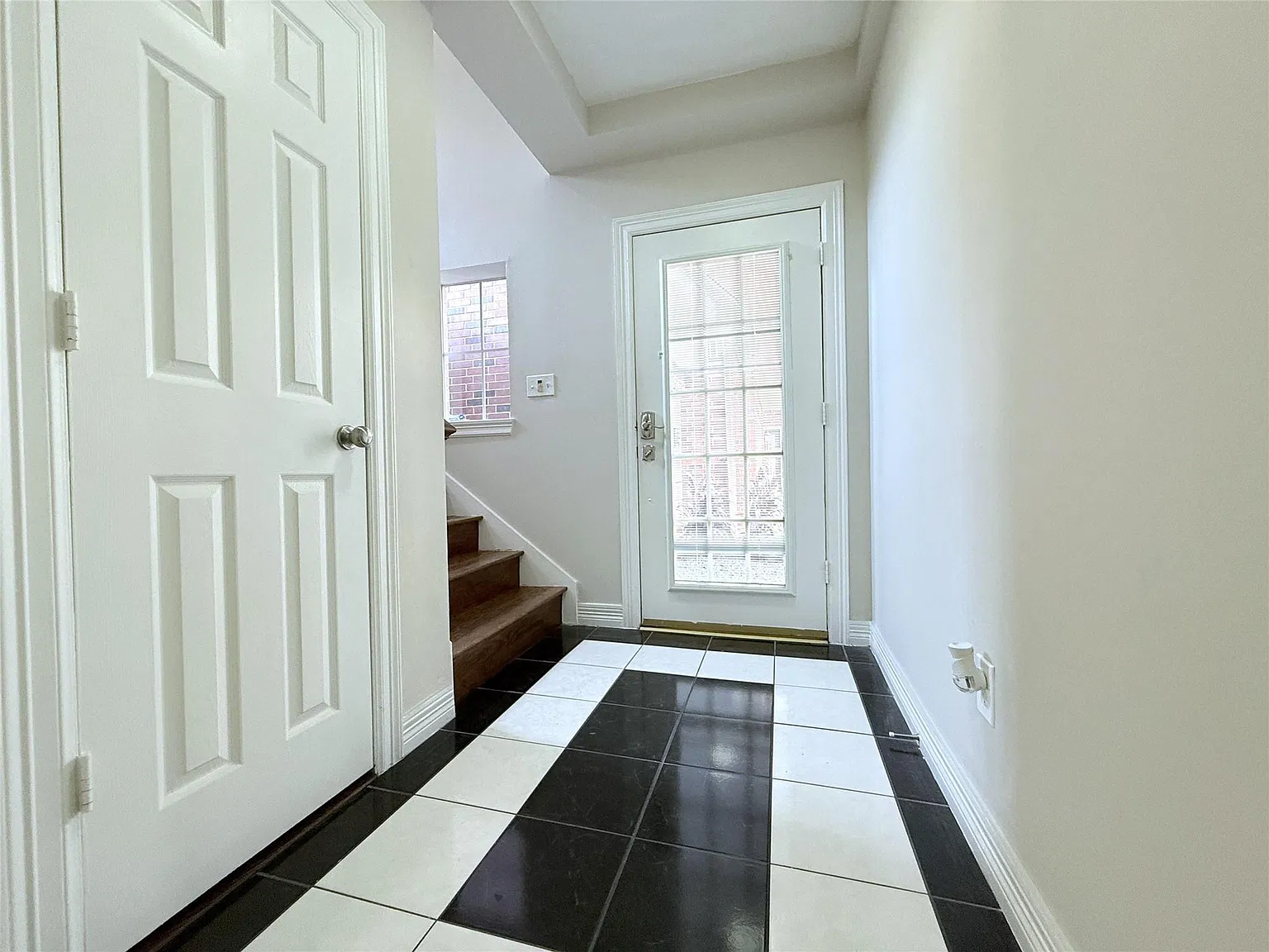 3 bed, 3.0 bath, 2237 sqft, $3,450 — Photo 2