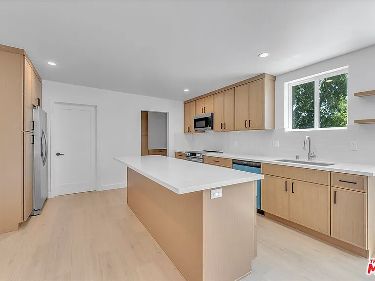 6913 1/2 Encino Ave #UPPER — Photo 17