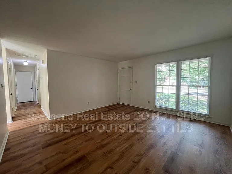2213 Stanton St — Photo 3