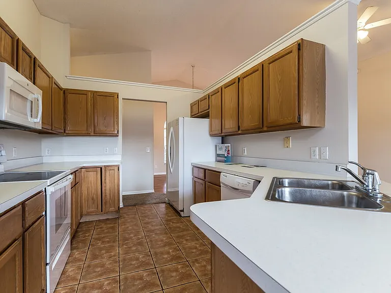 502 Valencia Place Cir — Photo 8
