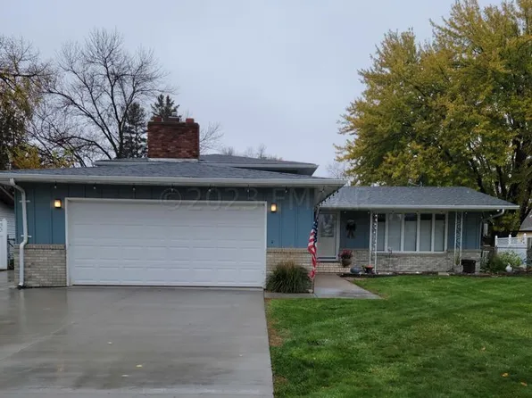 2432 E Country Club Dr S, Fargo, ND 58103