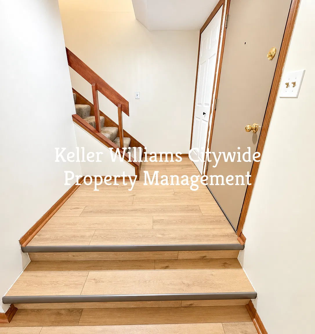 3 bedroom 1/5 bath end unit townhome in Westlake — Photo 4