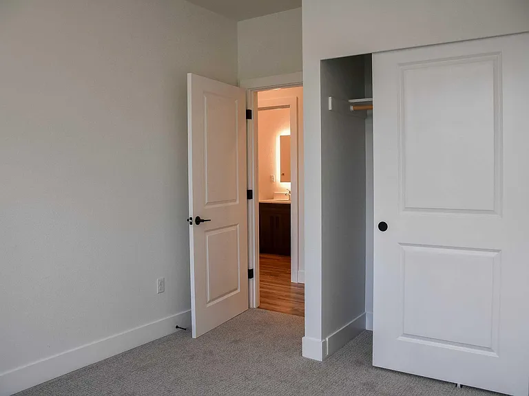 Lakeview Apartments — Photo 29