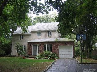 44 Entrance Rd, Roslyn Heights, NY 11577