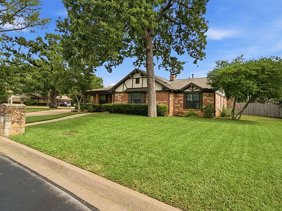 3rd image of 521 W Louella Dr