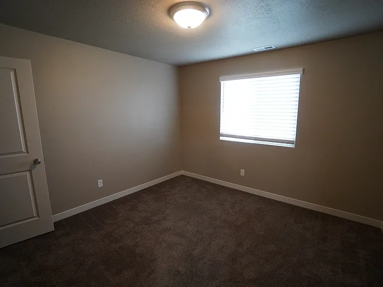 1085 W 2875 N — Photo 11