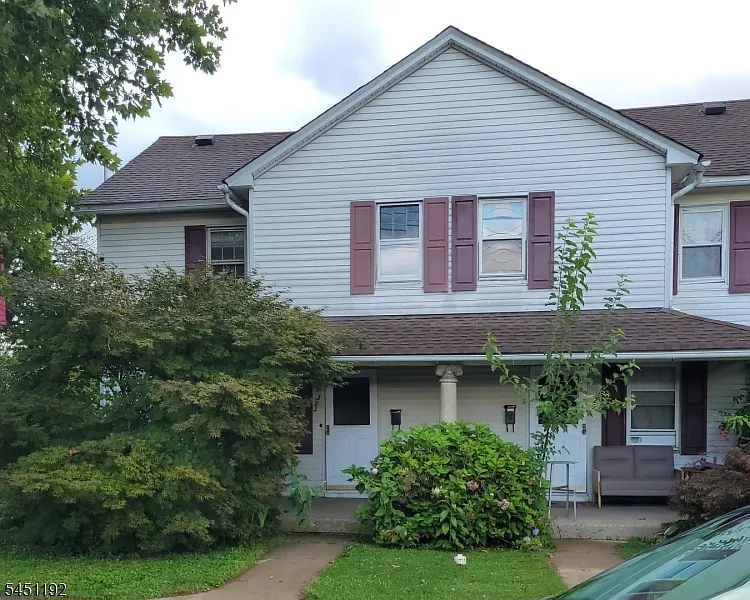 3 bed, 1.0 bath, $1,900 — Photo 1