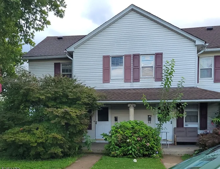 323 Irwin St — Photo 1