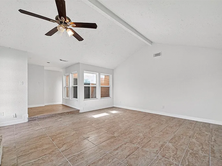 2223 Courtney Ct — Photo 5