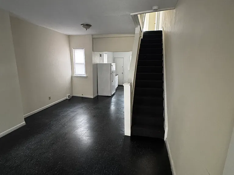 3016 Cambridge St — Photo 2