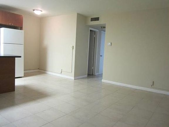 3rd image of 1755 Venice Ln APT 2W