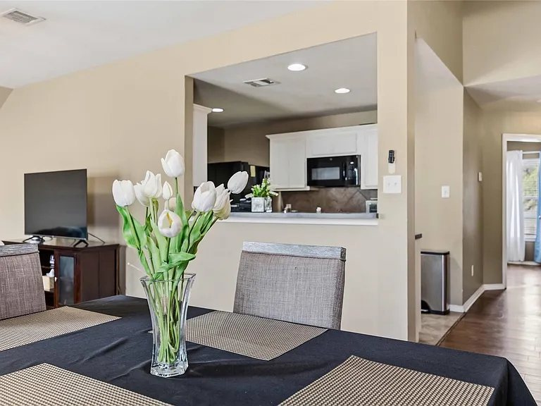 7014 Woodridge Row Dr — Photo 4