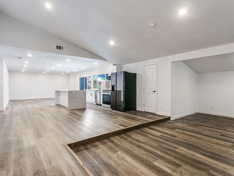 1535 Carnation Dr — Photo 3