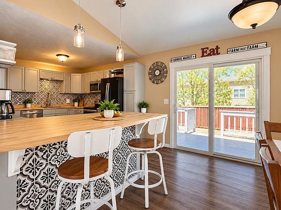 5th image of 102 Davis Cir