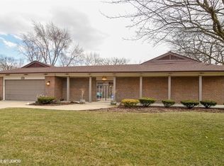3853 Bordeaux Dr, Northbrook, IL 60062