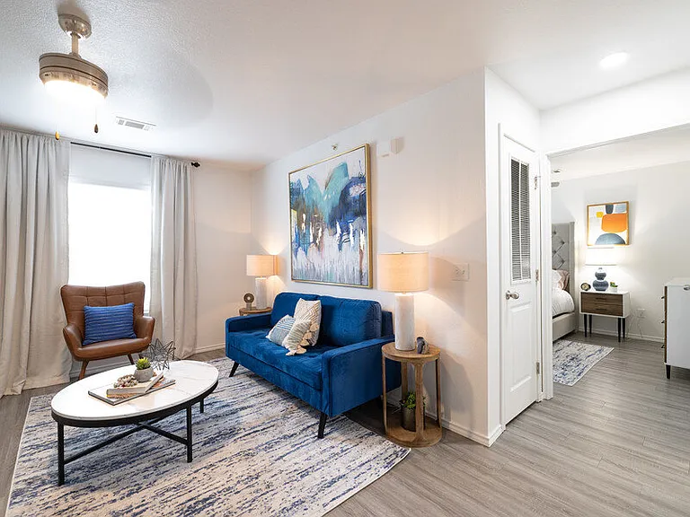 The Frisco Apartments on Walnut — Photo 11