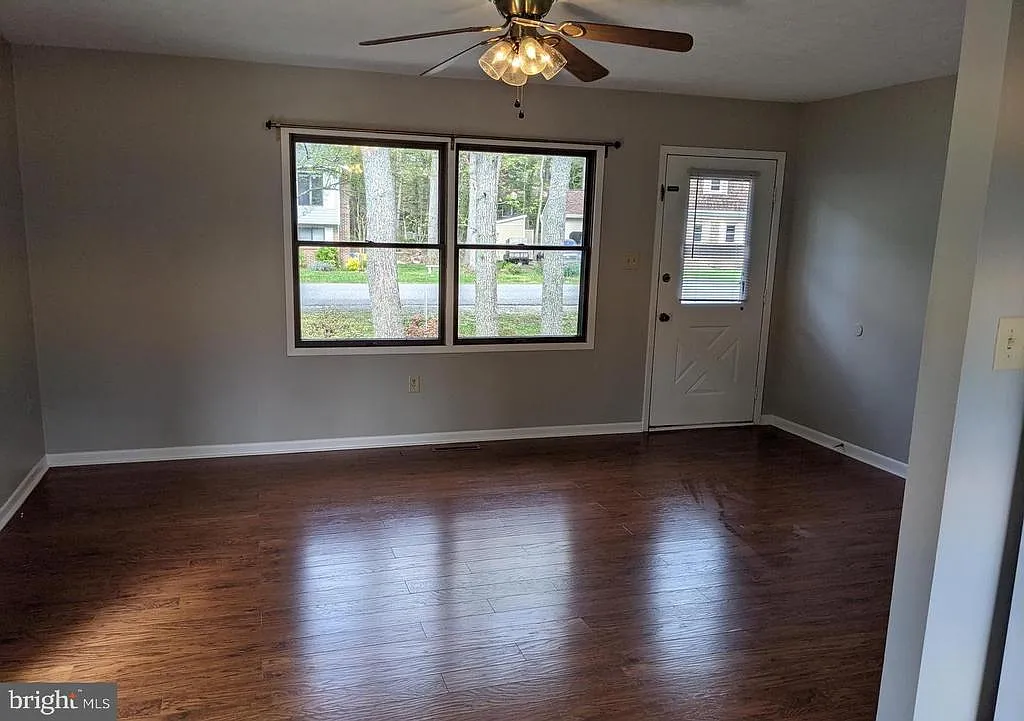 3 bed, 2.0 bath, 1056 sqft, $1,990 — Photo 3