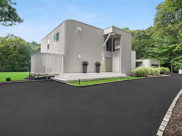 10 Fox Hollow Dr, East Quogue, NY 11942