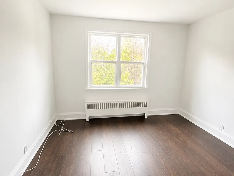 310 Speedvale Ave E — Photo 9