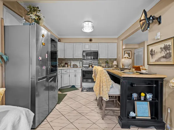 7941 Sea View Avenue image 5 of 18