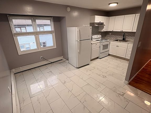 3rd image of 18 Clover Pl #2