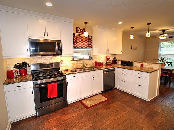 SPACIOUS KITCHEN WITH GRANITE COUNTERTOPS