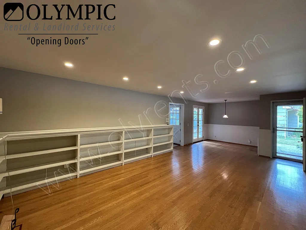 Adorable NE Olympia home! 2 bdrm, 1 bath, 1 car garage. Fenced yard. — Photo 3