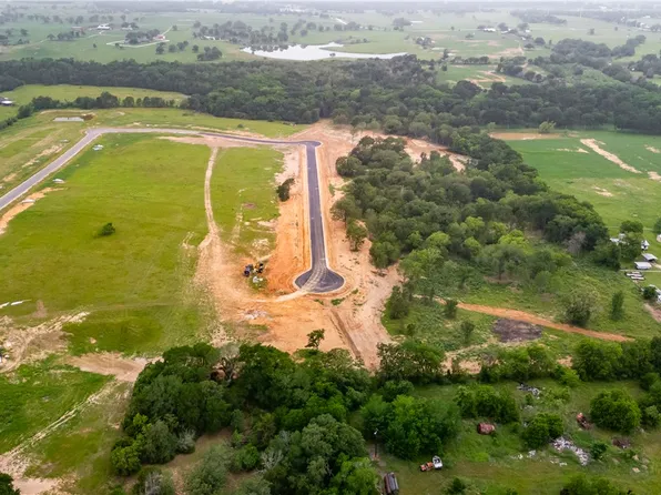 138 Pueblo Dr, Caldwell, TX 77836
