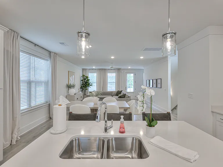 1589 Residences — Photo 47