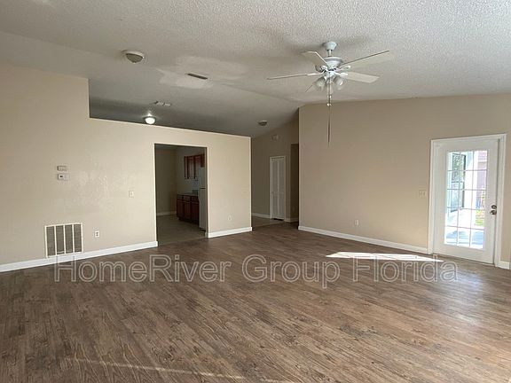 4th image of 2924 W Huron Dr