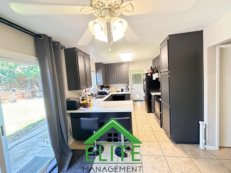 6701 Hillglen Way — Photo 3