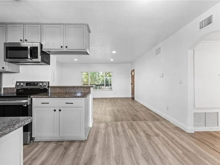 1000 Estes St #22 — Photo 6