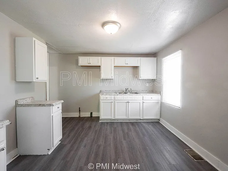 445 W 29th St — Photo 11