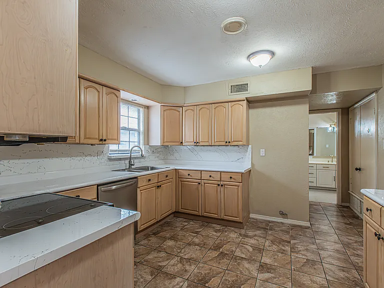 5203 Sutton Ct — Photo 16