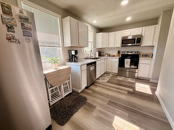 5th image of 27 Roselene Dr