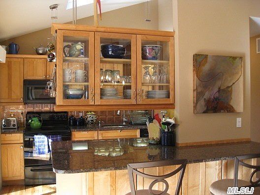 4th image of 174 Lynn Ave