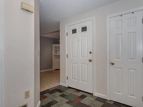 4th image of 5 Hawthorne Vlg APT A