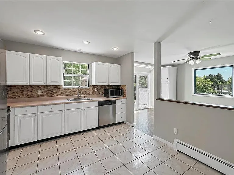 54 Capital Dr — Photo 10