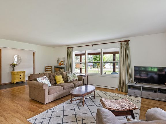 3rd image of 1369 Glenbrook Dr