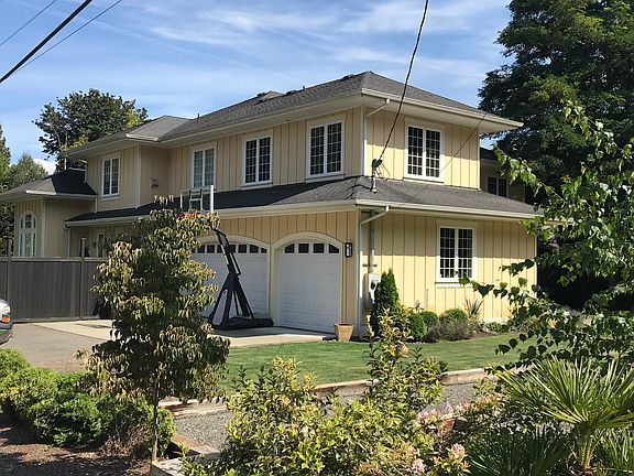 3 car garage! Parking for 9 