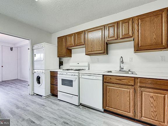 3rd image of 3701 S George Mason Dr Unit 212N