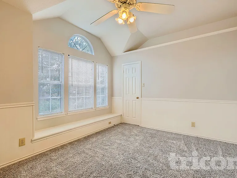 1215 Farnsworth Dr — Photo 7