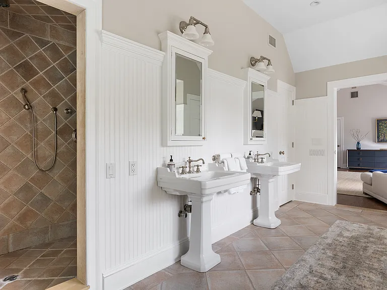 327 Georgica Rd — Photo 26