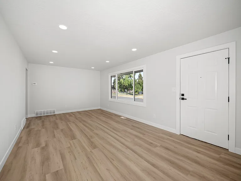 2217 E Longfellow Ave — Photo 20